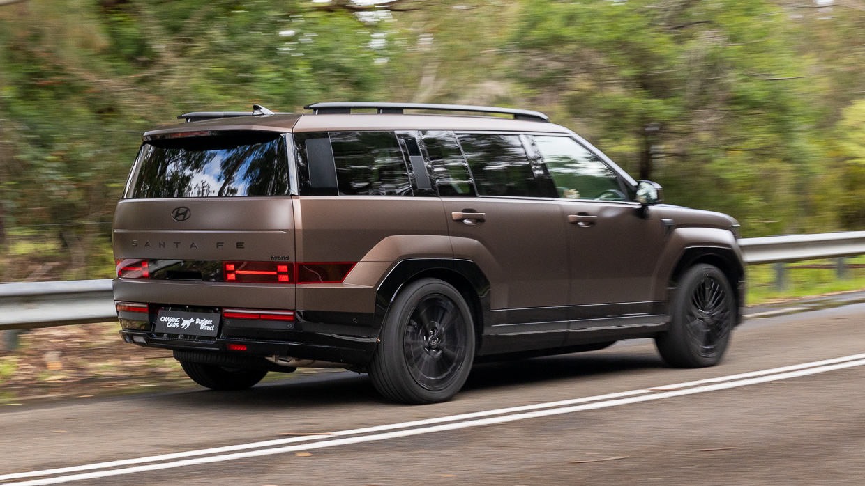 Hyundai Santa Fe Calligraphy 2024 driving 2