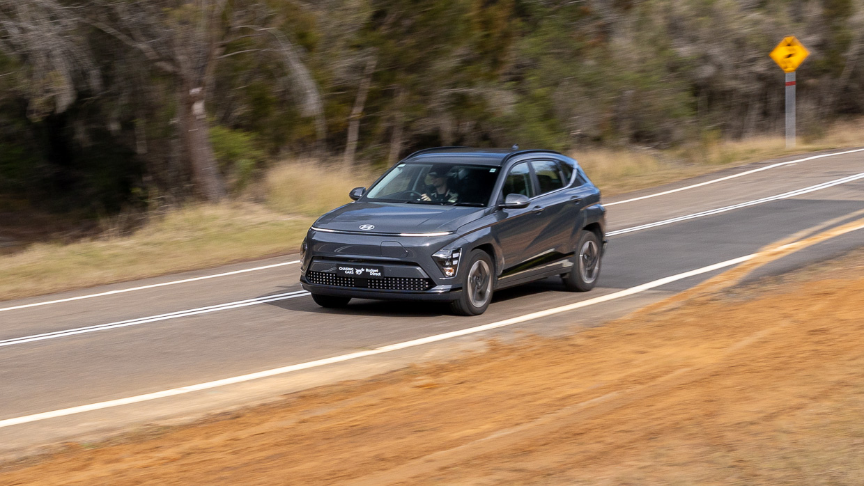Hyundai Kona Electric 2024 driving front 3/4 9