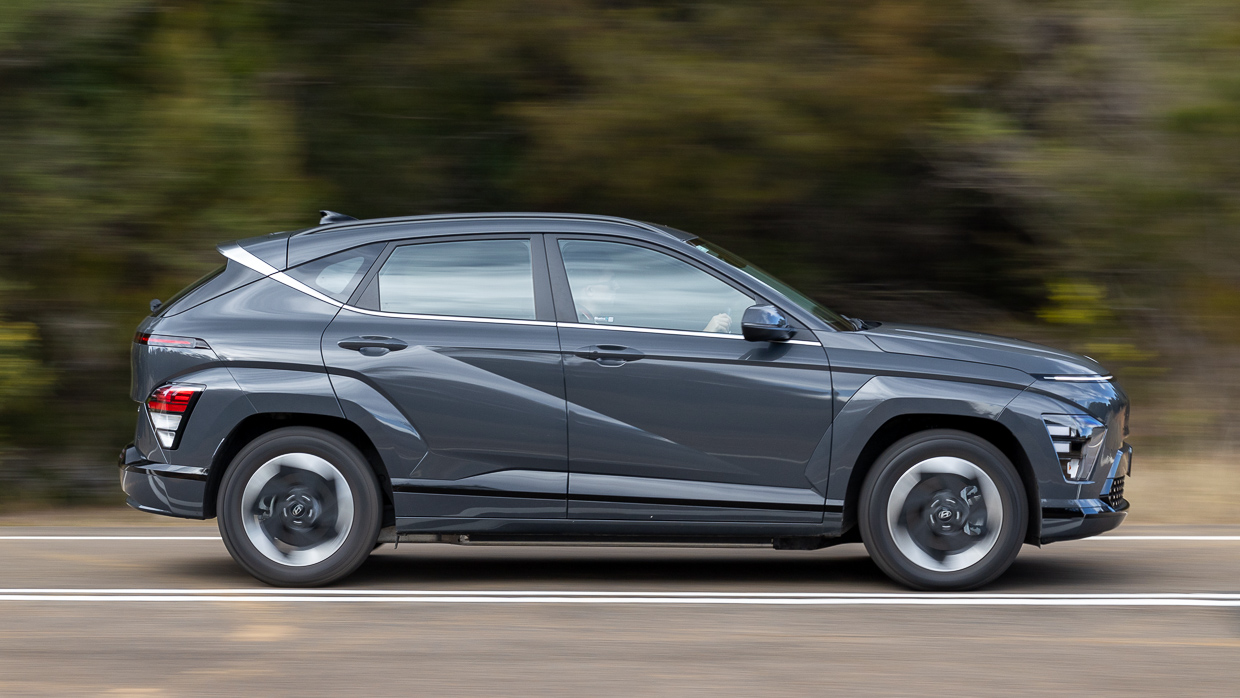 Hyundai Kona Electric 2024 driving front 3/4 10