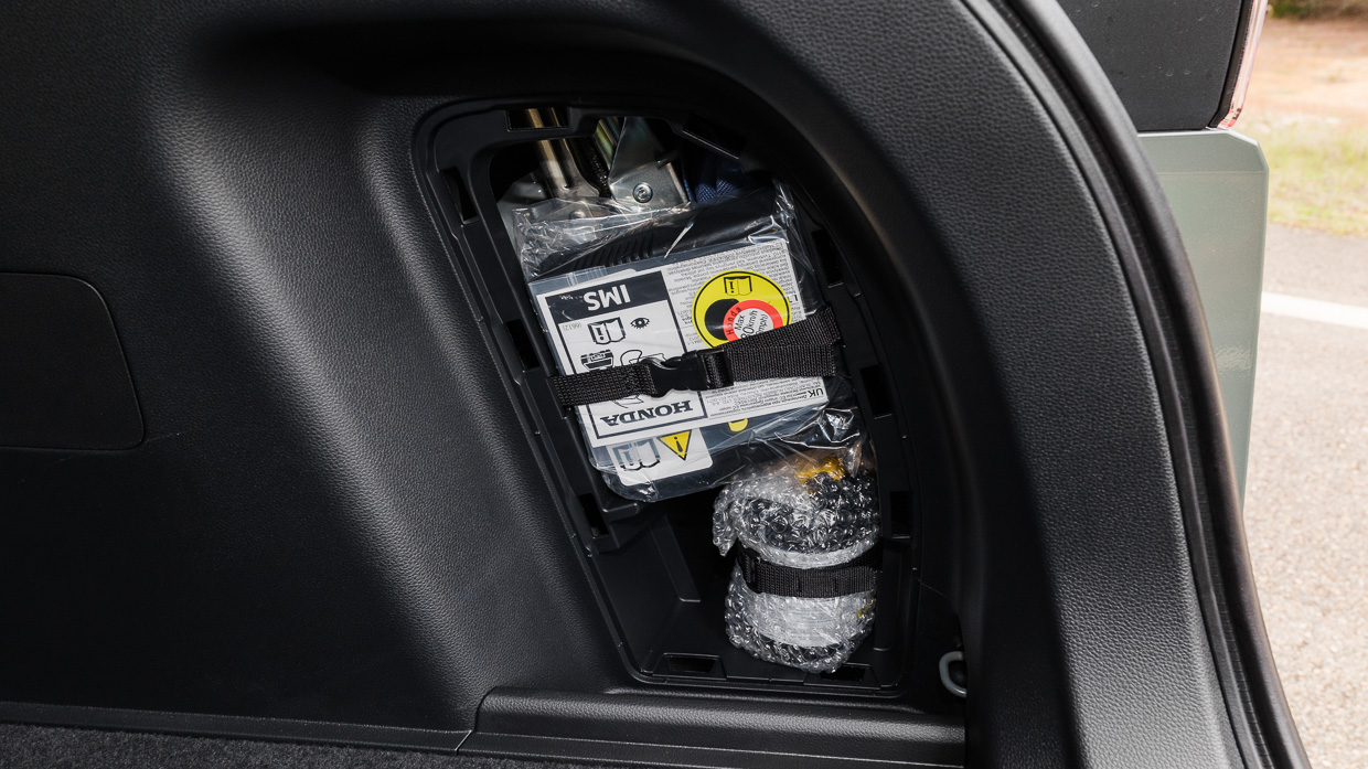 2024 Honda HR-V E:HEV L boot goo kit location