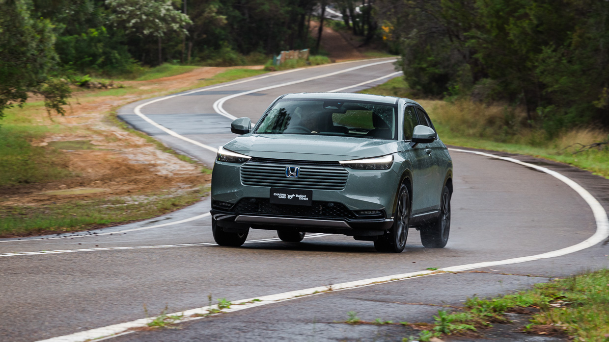 2024 Honda HR-V E:HEV L front 3/4 uphill driving shot 2