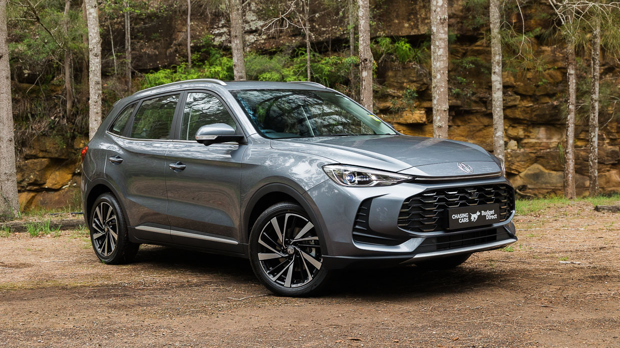 MG ZS Hybrid+ Essence 2025 front 3/4 close