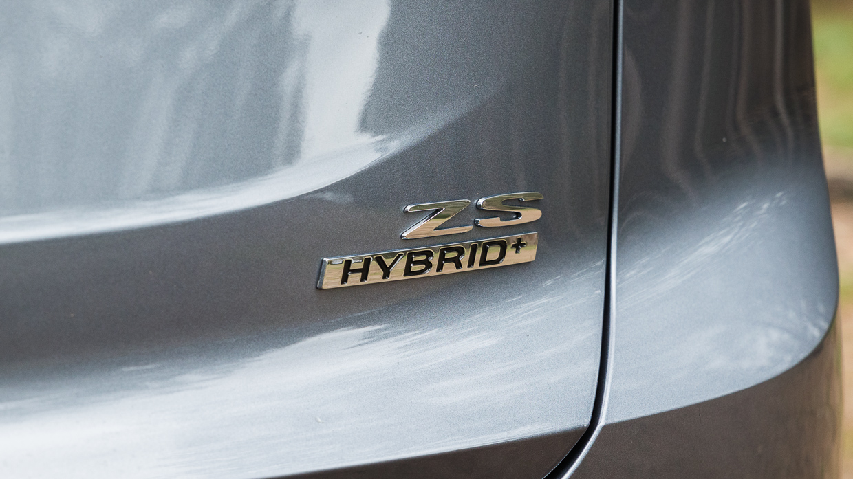 MG ZS Hybrid+ Essence 2025 badge
