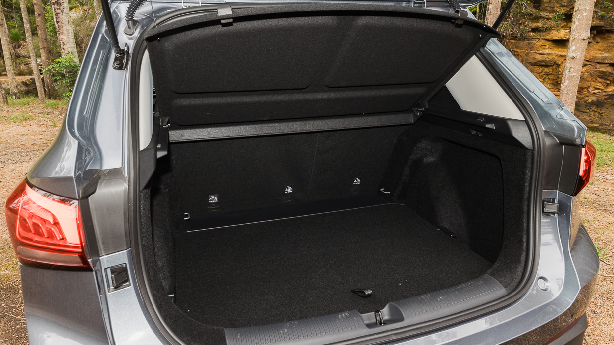 MG ZS Hybrid+ Essence 2025 interior boot 2