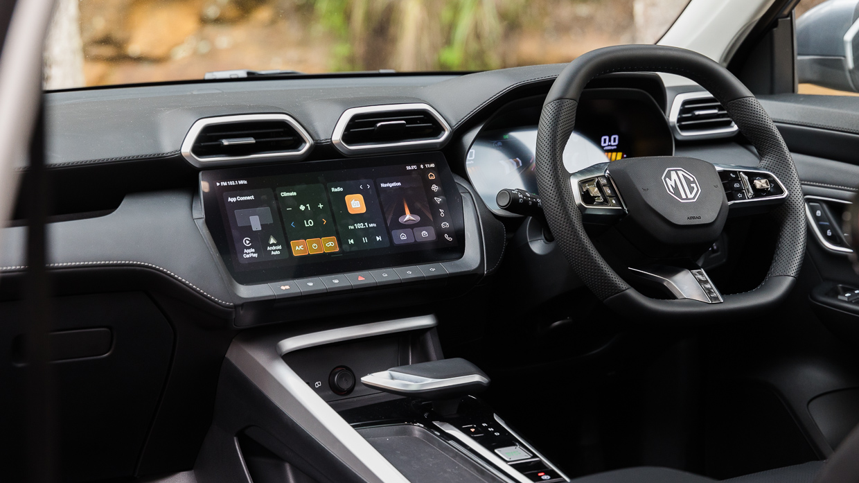 MG ZS Hybrid+ Essence 2025 interior 4