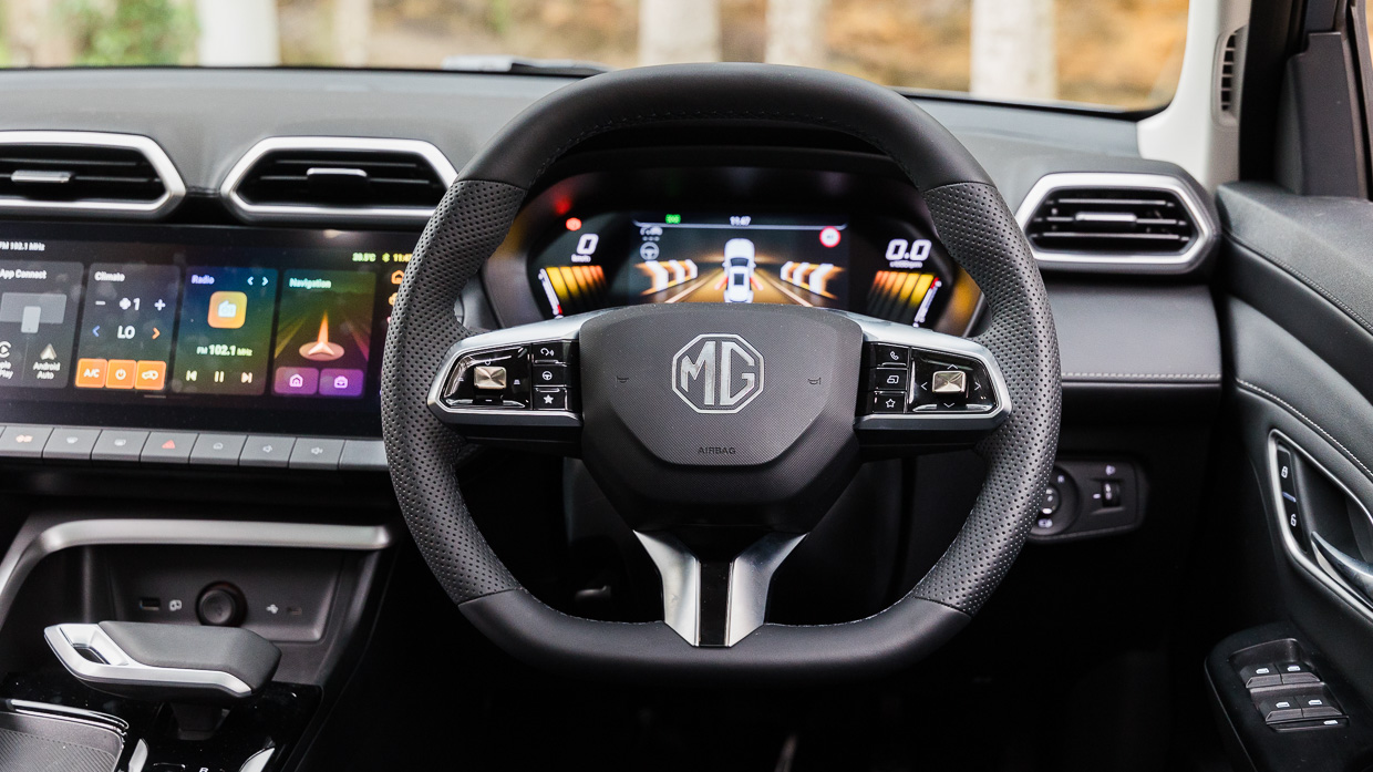 MG ZS Hybrid+ Essence 2025 interior steering wheel
