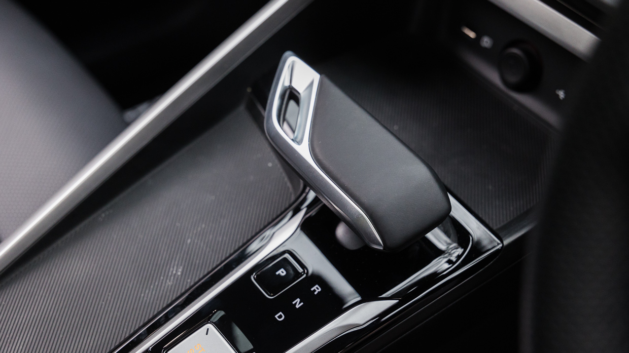 MG ZS Hybrid+ Essence 2025 interior shifter