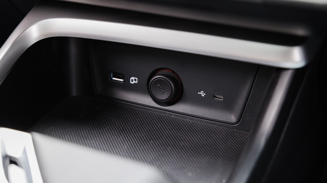 MG ZS Hybrid+ Essence 2025 interior USB