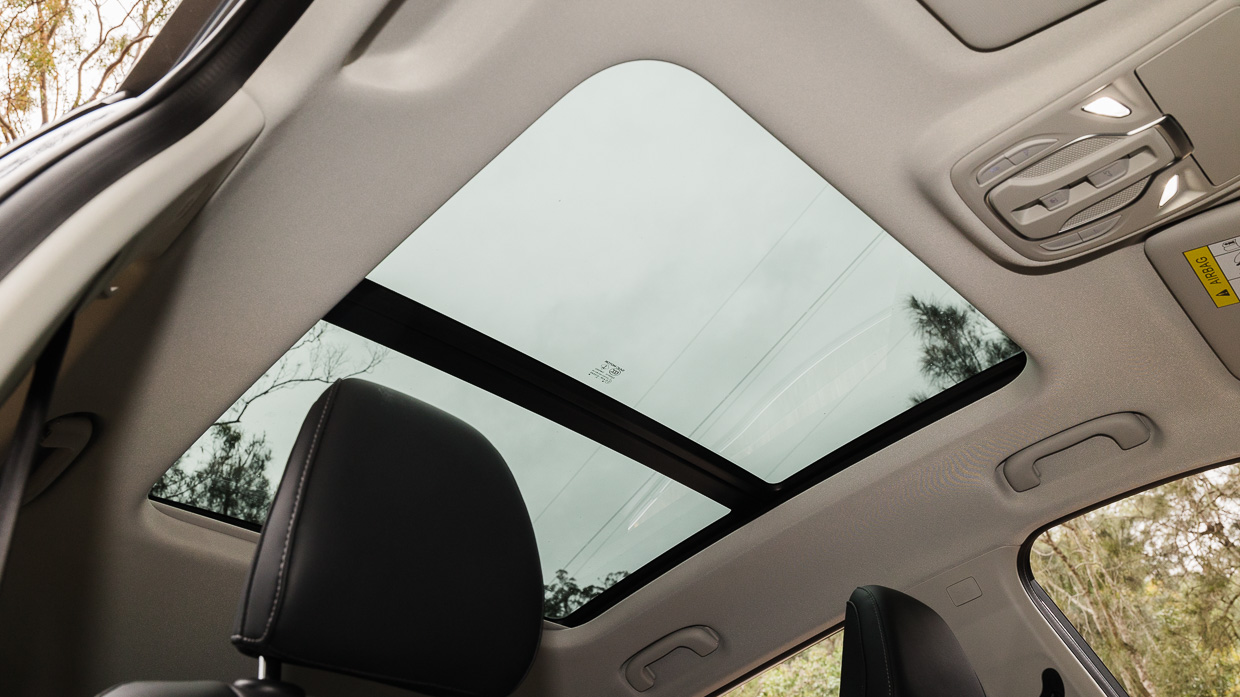 MG ZS Hybrid+ Essence 2025 interior sunroof