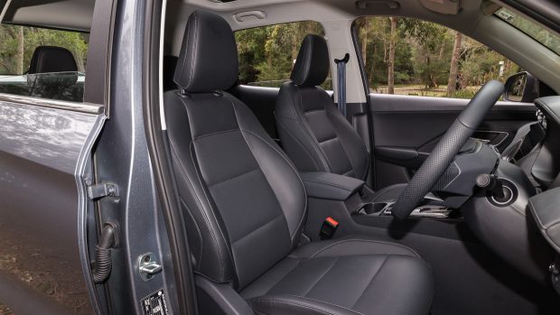 MG ZS Hybrid+ Essence 2025 entrance seats