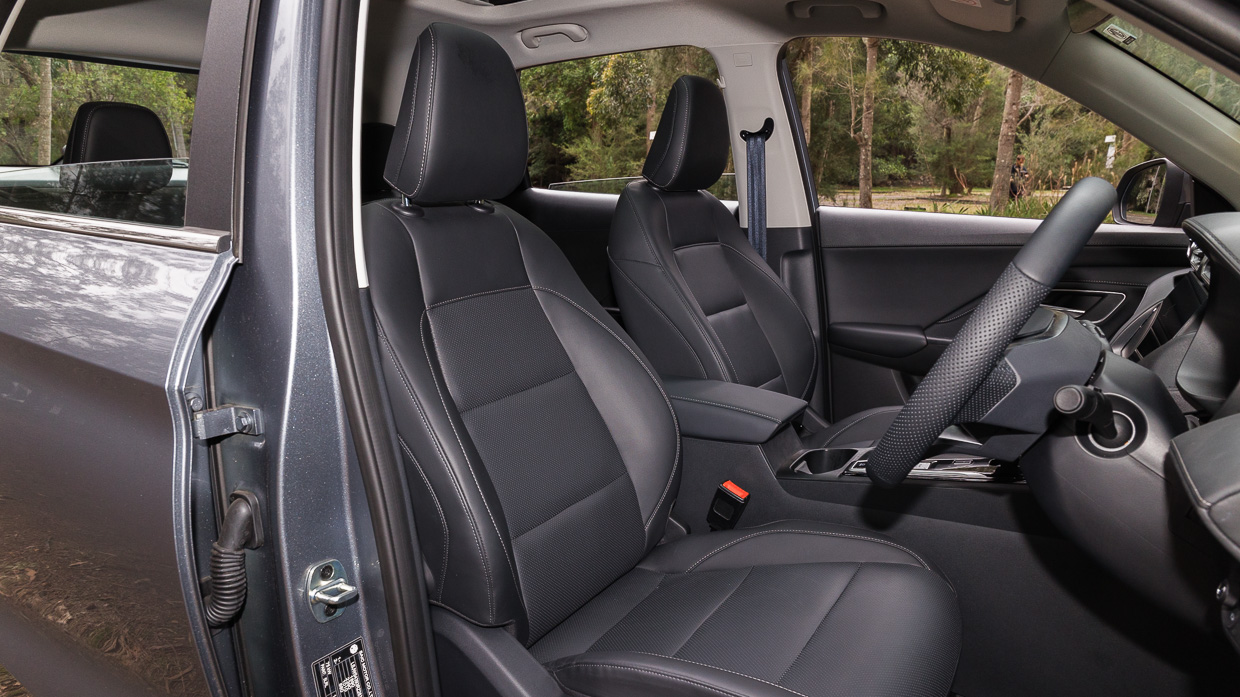 MG ZS Hybrid+ Essence 2025 front seats