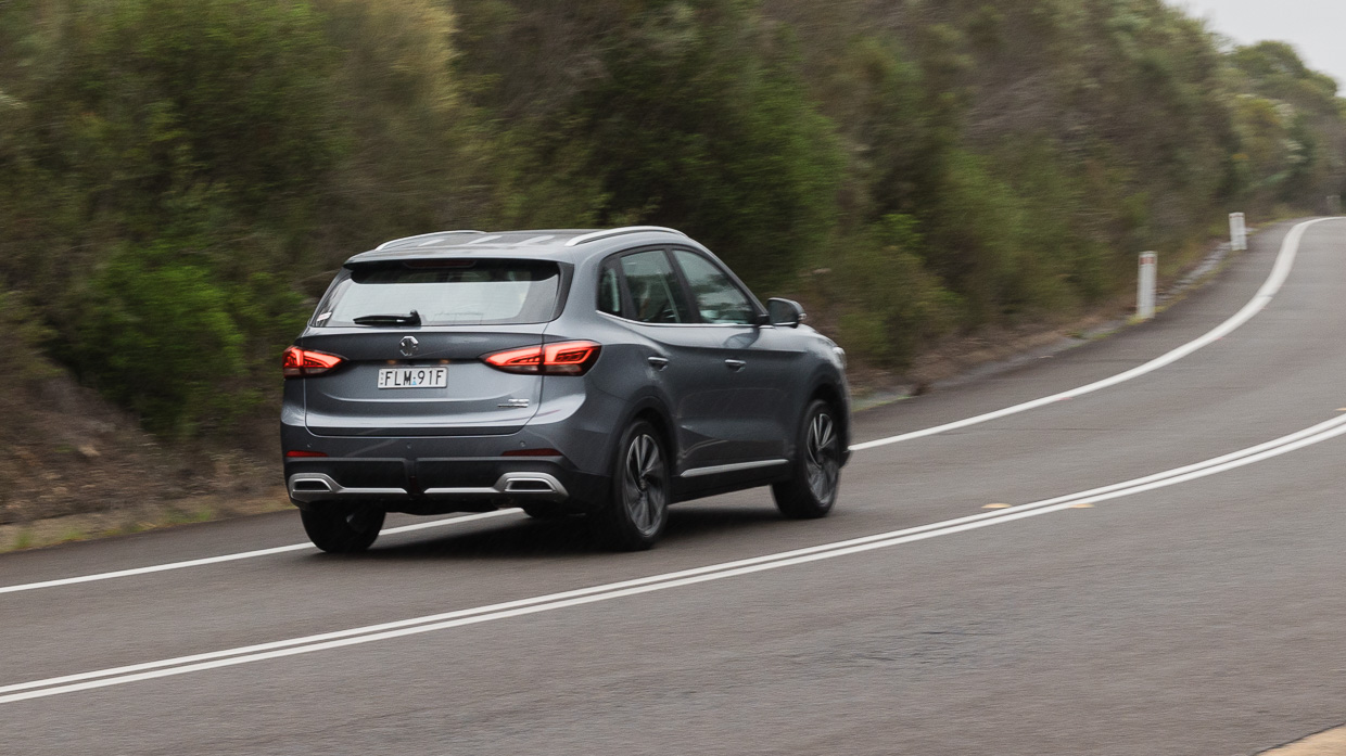 MG ZS Hybrid+ Essence 2025 driving rear