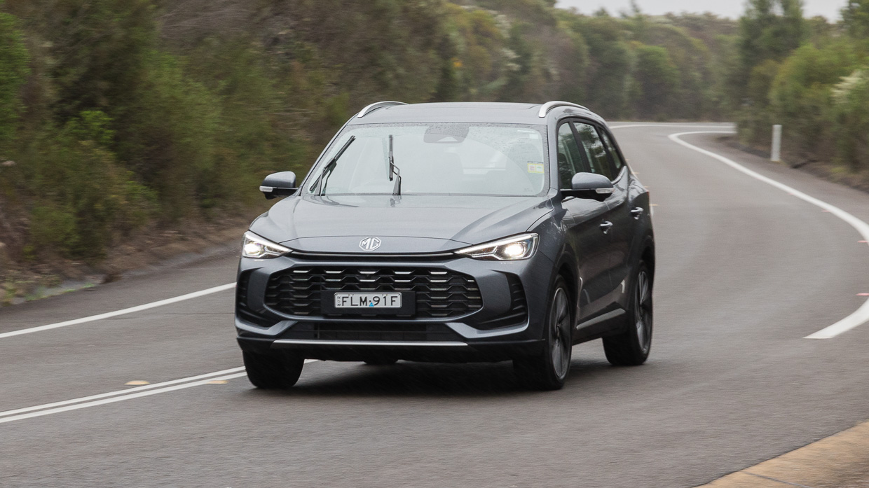 MG ZS Hybrid+ Essence 2025 driving 3