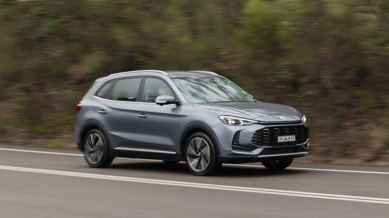 MG ZS Hybrid+ Essence 2025 driving