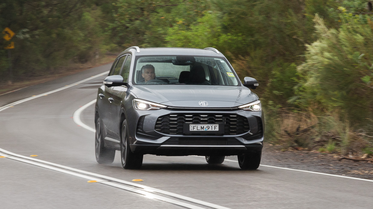 MG ZS Hybrid+ Essence 2025 driving front 12