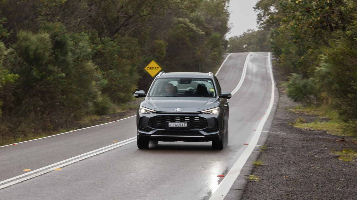MG ZS Hybrid+ Essence 2025 driving front 10