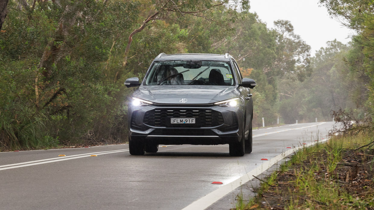 MG ZS Hybrid+ Essence 2025 driving front 6