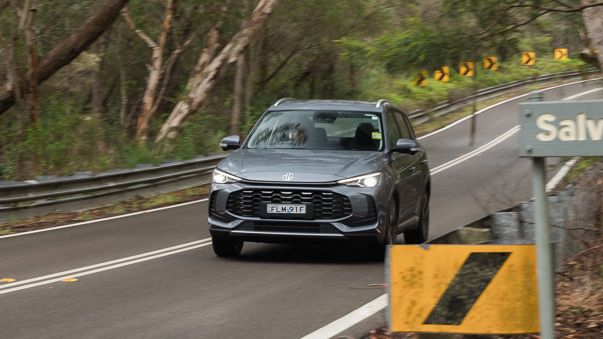 MG ZS Hybrid+ Essence 2025 driving front 5