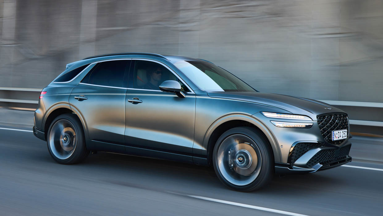 2025 Genesis GV70 Signature Sport side angle tracking shot 2