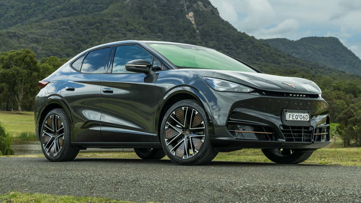 Cupra Tavascan 2025 front 3/4 3