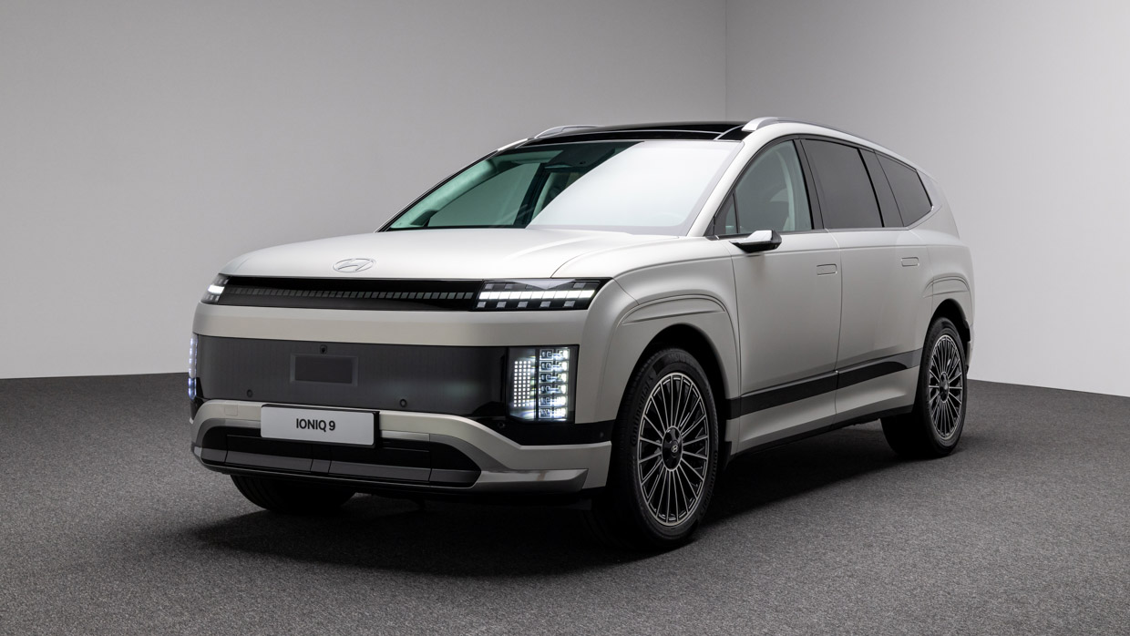 Hyundai Ioniq 9 2025 front 3/4