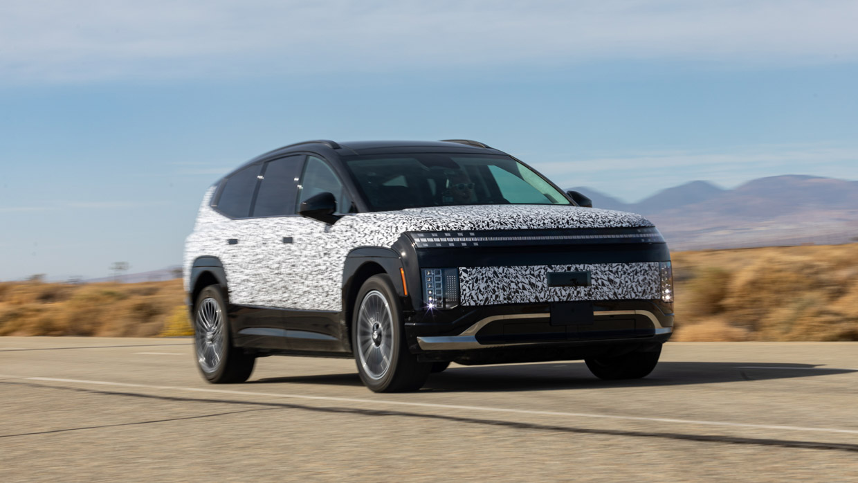 Hyundai Ioniq 9 2025 driving front 3/4