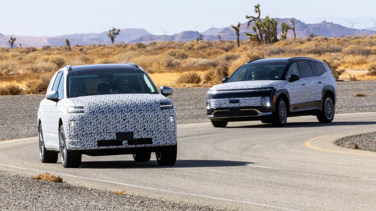 Hyundai Ioniq 9 2025 driving front 3/4 3