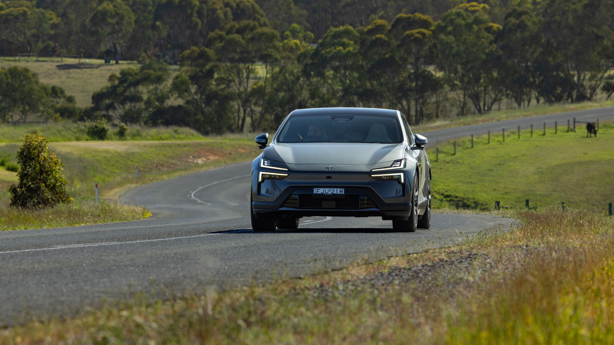 Polestar 4 dual motor 2025 front 3/4 2