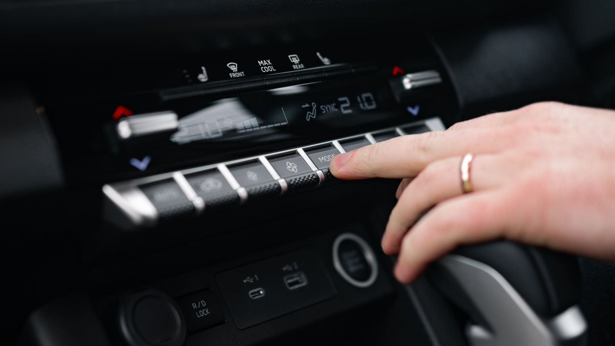 Mitsubishi Triton GSR LT 2024 buttons