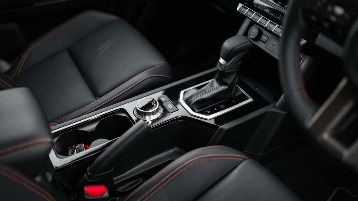 Mitsubishi Triton GSR LT 2024 shifter