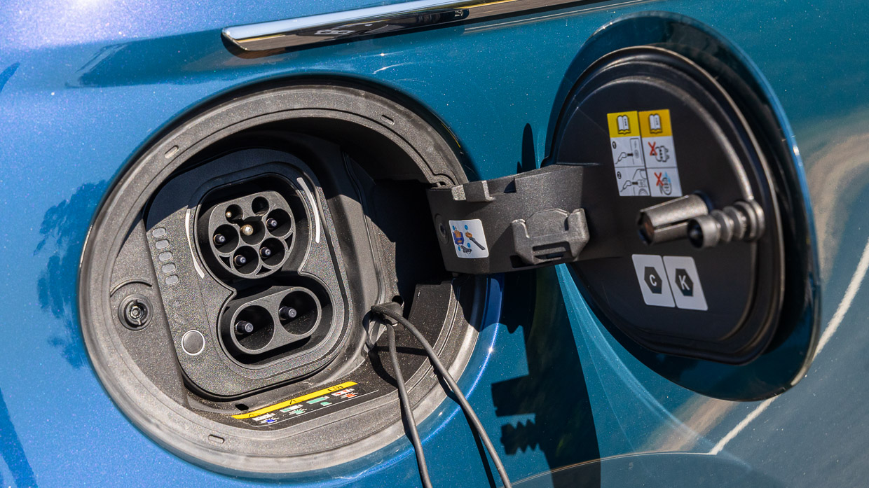 Fiat 500e La Prima 2024 charging port