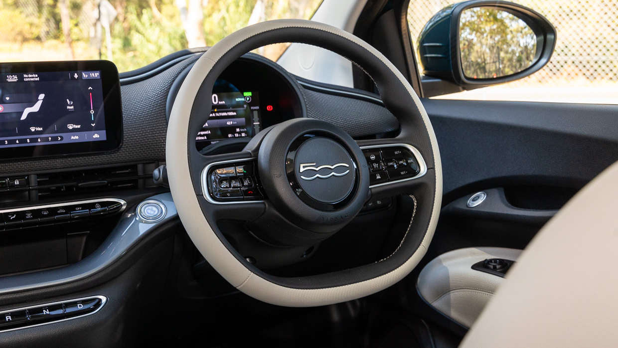 Fiat 500e La Prima 2024 steering wheel