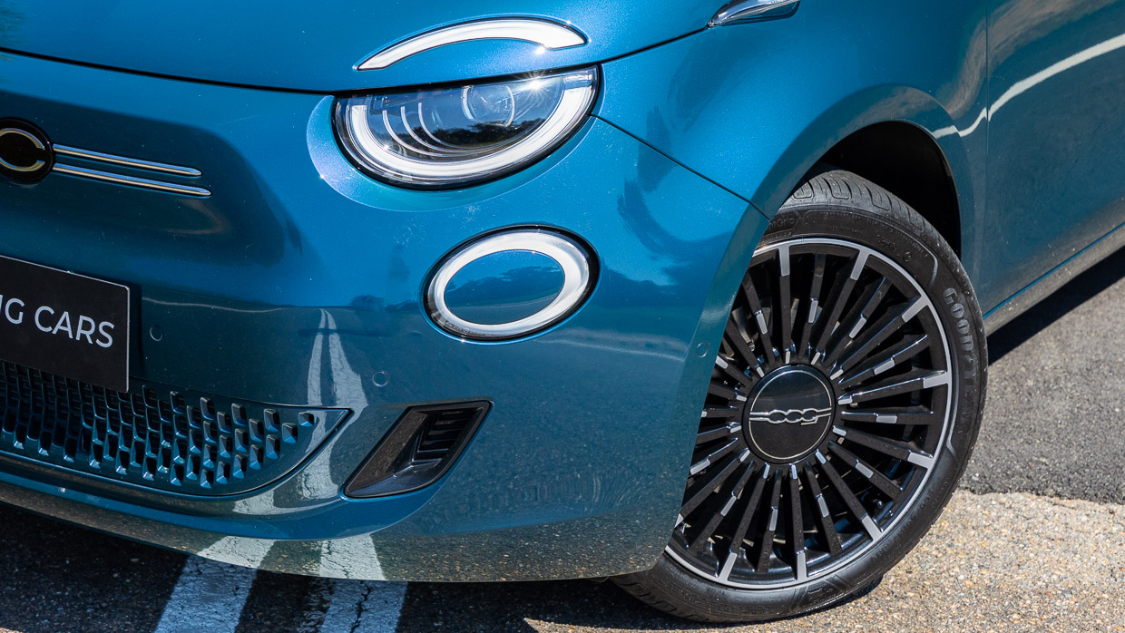 Fiat 500e La Prima 2024 front 3/4 close