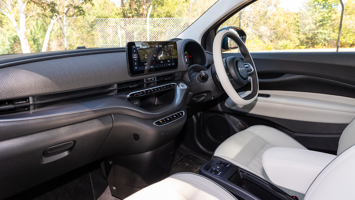Fiat 500e La Prima 2024 interior2