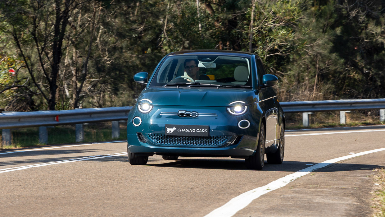 Fiat 500e La Prima 2024 driving front 3