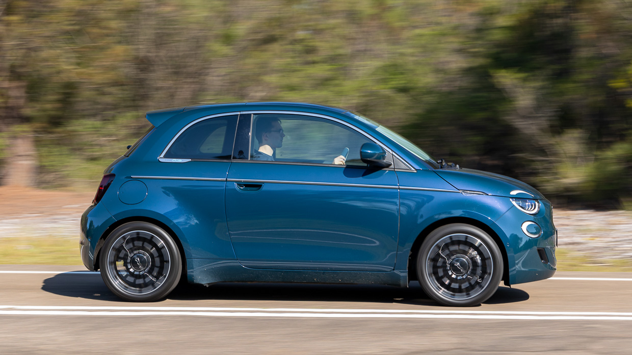 Fiat 500e La Prima 2024 driving side