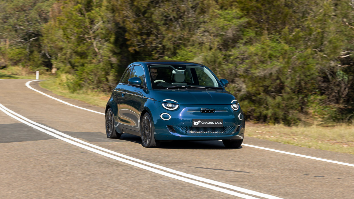 Fiat 500e La Prima 2024 driving 10