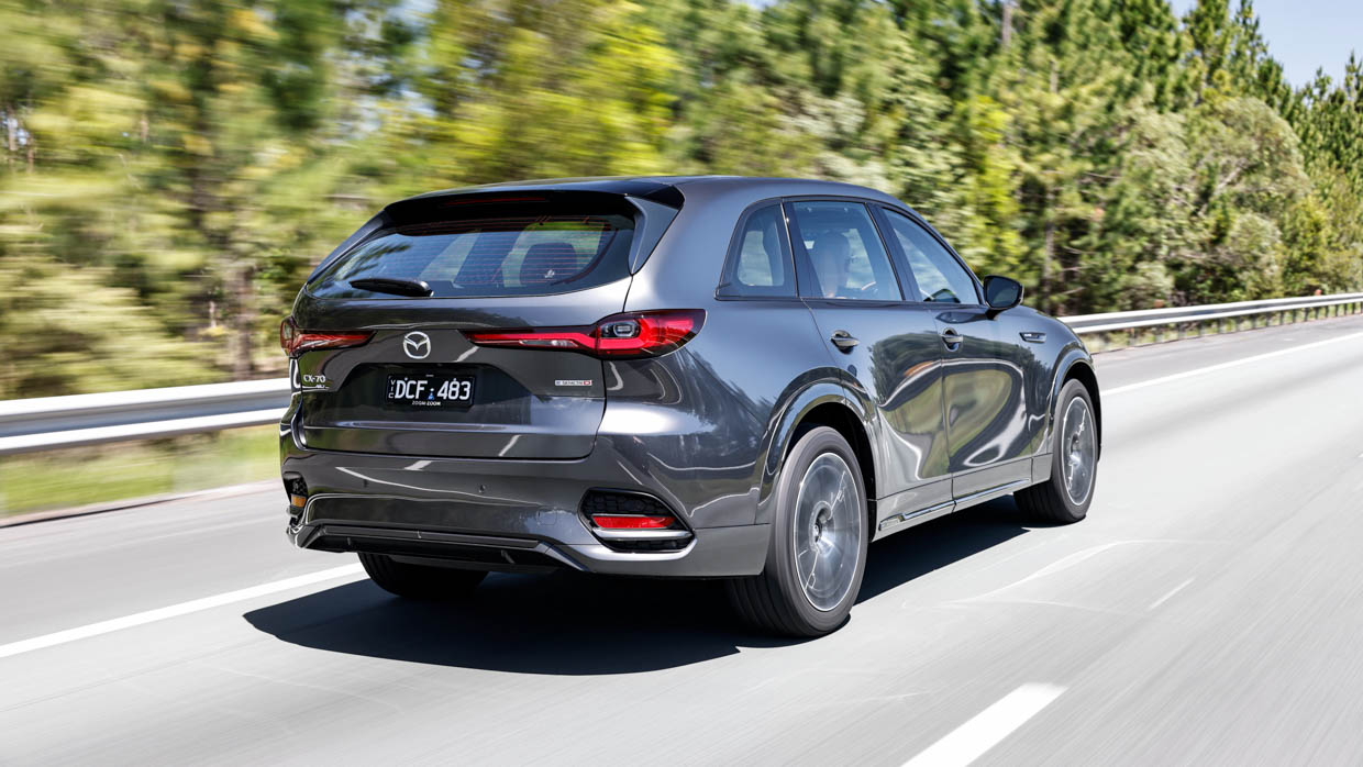 Mazda CX-70 Azami SP 2024 driving 2