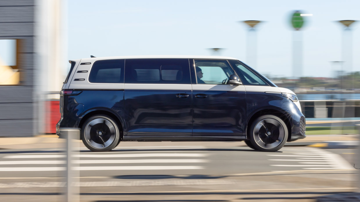 Volkswagen ID.Buzz LWB 2025 driving side
