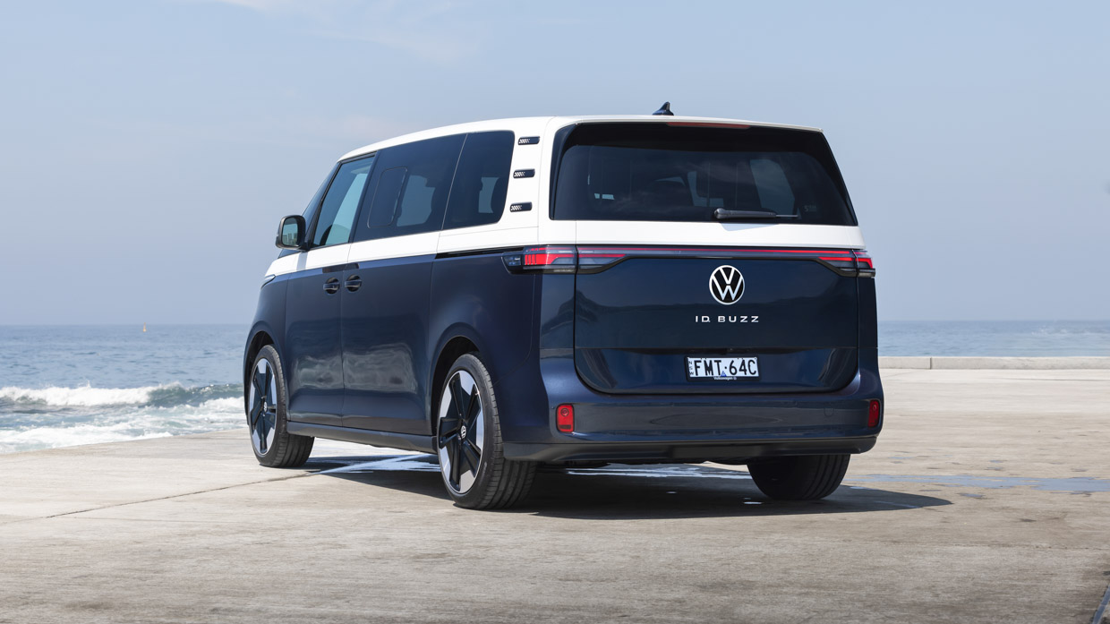 Volkswagen ID.Buzz LWB 2025 rear 3/4