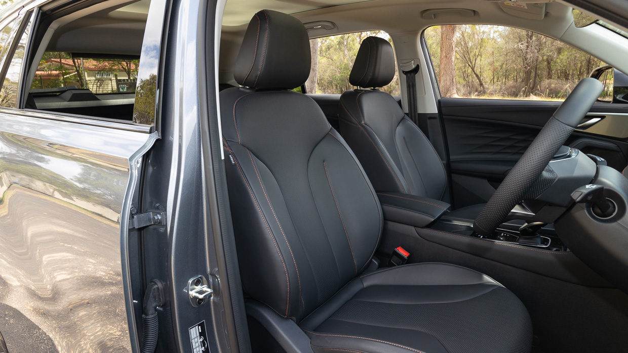 MG HS Essence 2025 front seat