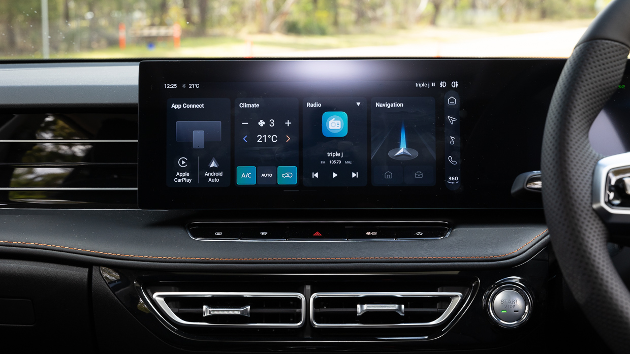 MG HS Essence 2025 interior screen
