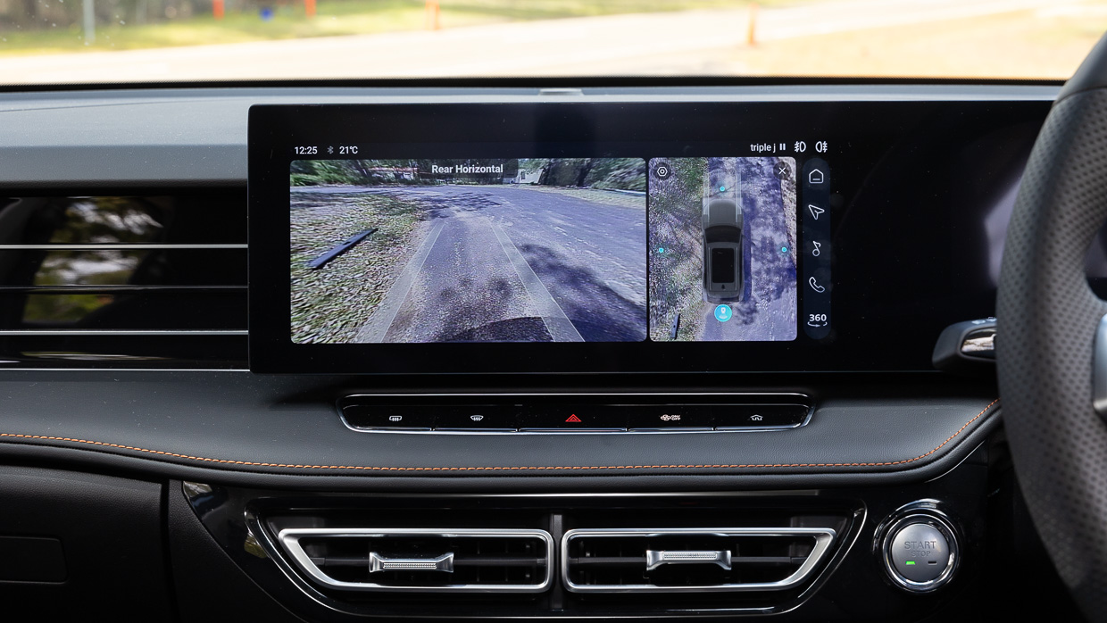 MG HS Essence 2025 interior screen 3