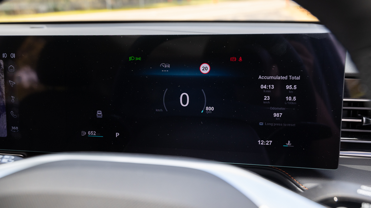 MG HS Essence 2025 interior digital gauges