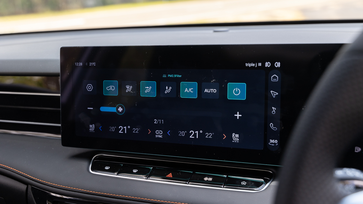 MG HS Essence 2025 interior screen 2