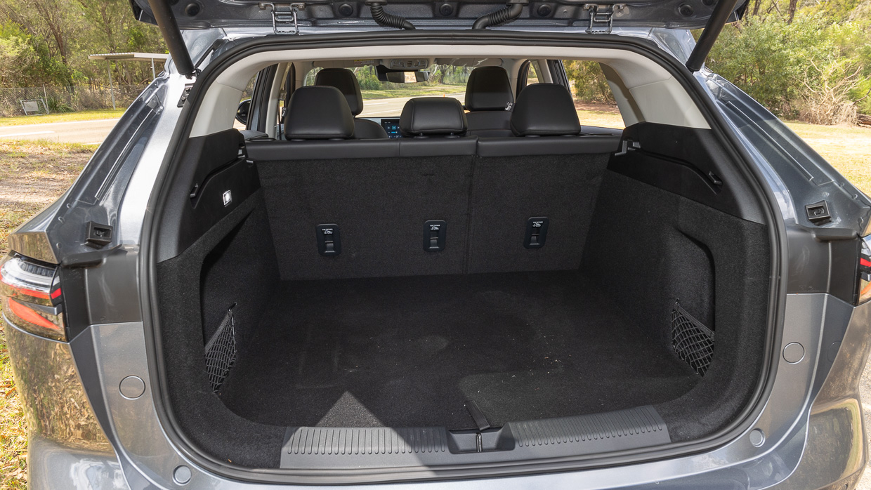 MG HS Essence 2025 interior boot