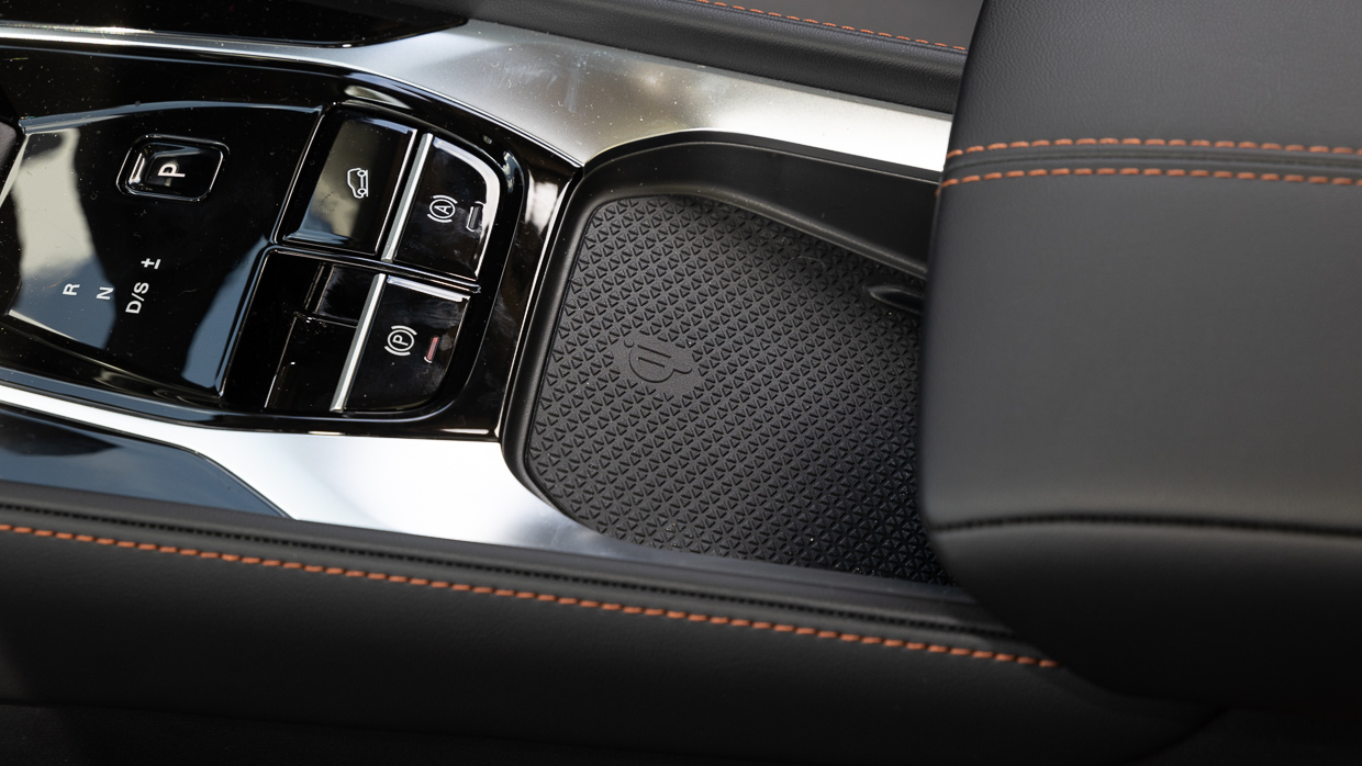 MG HS Essence 2025 interior charger