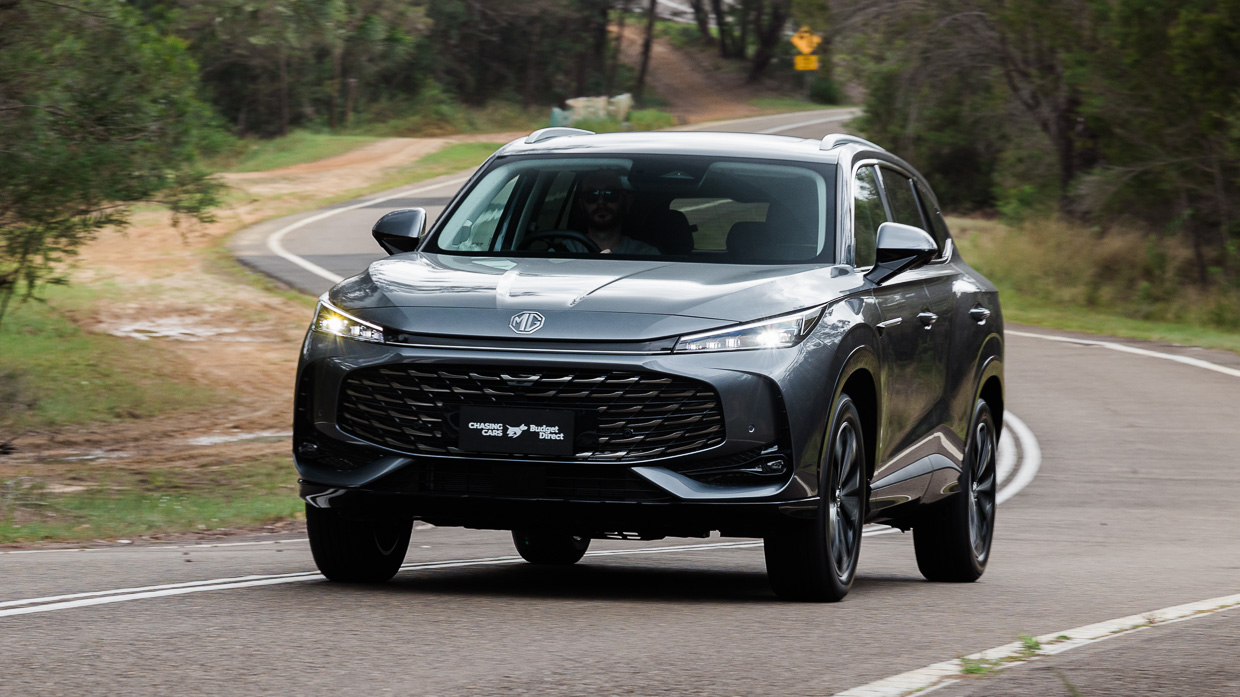 MG HS Essence 2025 driving front 6