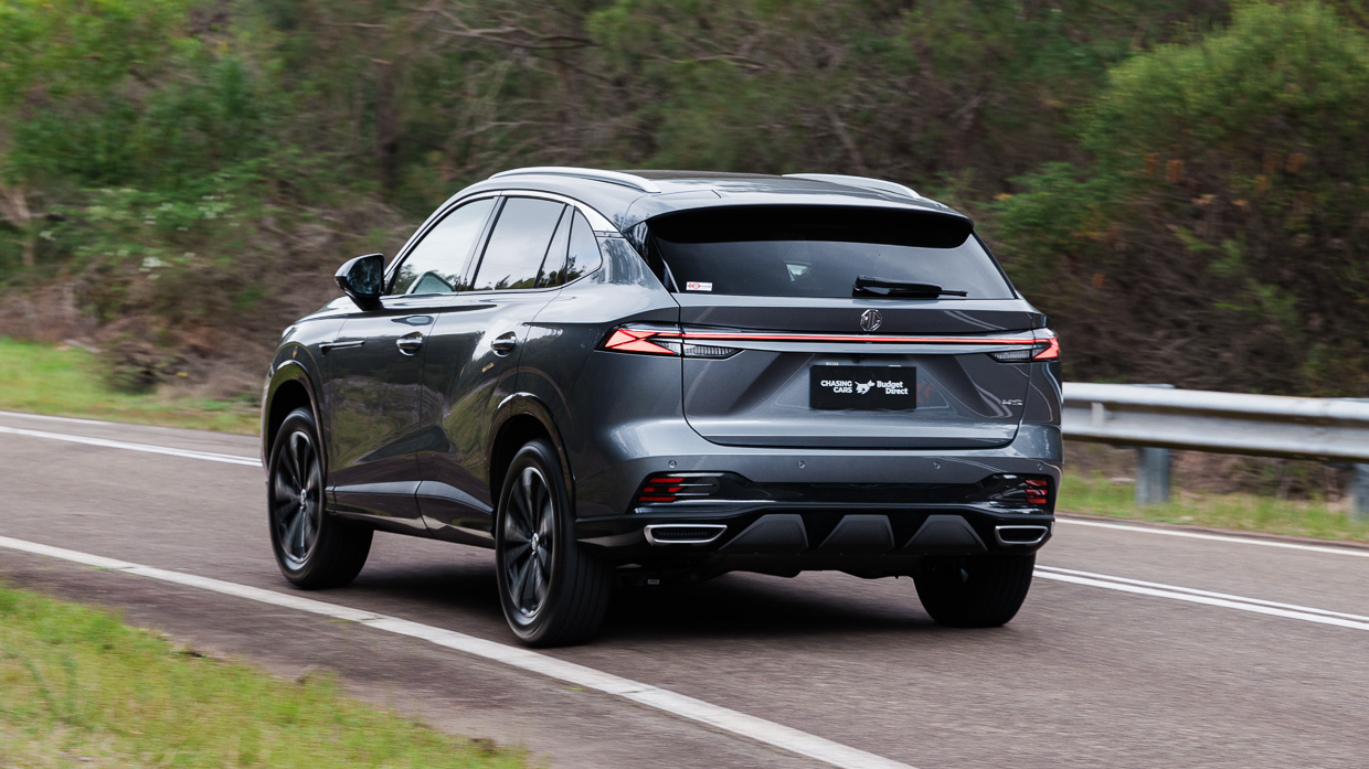 MG HS Essence 2025 driving rear