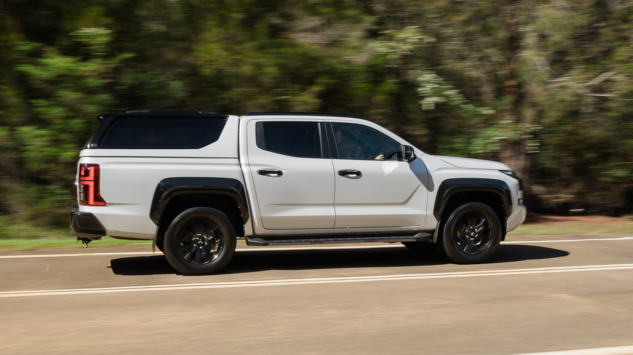 Mitsubishi Triton GSR 2025 LT driving front 23